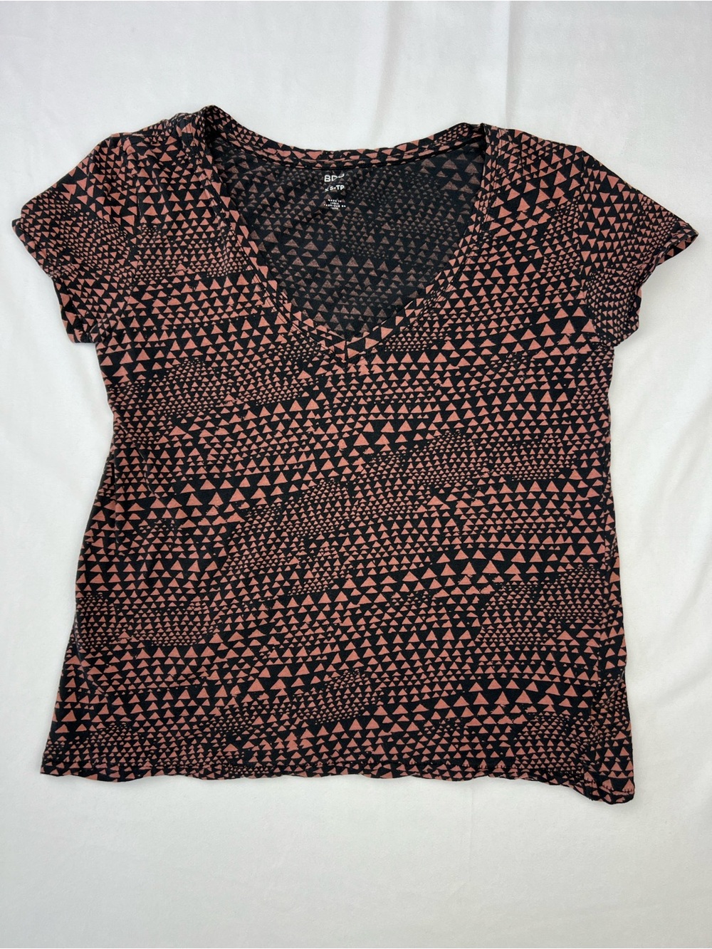 BDG Short Sleeve V-Neck Tee in Black & Dusty Rose Geo Print - Size XS